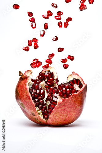 Foto: Ripe Pomegranate fruit, opened Ripe Pomegranate fruit, opened