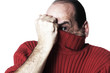 homme caché sous son pull rouge peur