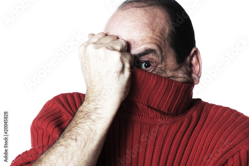 Photo: homme caché sous son pull rouge peur homme caché sous son pull rouge peur