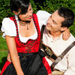 Paar in Tracht - Dirndl und Lederhosen im Sommer