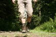 Froschperspektive mit Wanderschuhen, aufgenommen im Sauerland