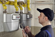 Handwerker liest Gaszähler ab