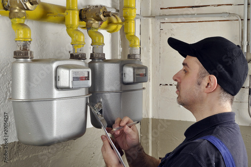 Photo: Handwerker liest Gaszähler ab Handwerker liest Gaszähler ab