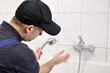 Handwerker kontrolliert Wasserdurchlauf