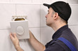 Sanitärinstallateur repariert Toilettenspülung