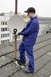 TV-Mechaniker montiert Sat-Schüssel