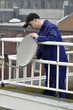 Fernsehtechniker installiert Sat-Antenne