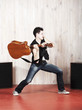 chanteur casser sa guitare foudre