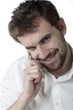 homme sourire conversation téléphonique