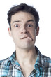 jeune homme stupide grimace négatif