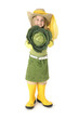 Jeune fille , bottes jaune, un choux vert et un chapeau de paill