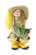 Jeune fille , bottes jaune, un choux vert et un chapeau de paill