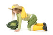 Jeune fille , bottes jaune, un choux vert et un chapeau de paill