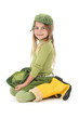 Enfant avec des bottes jaune et un choux sur la tête