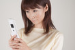 Photo: 携帯電話を見る女性 携帯電話を見る女性