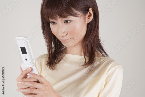 携帯電話を見る女性