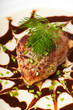 kleine Kalbssteaks auf zweierlei Sauce