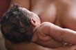 mere allaitant son bebe