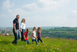 Familie macht einen Spaziergang im Frühling