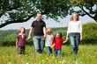 Familie macht einen Spaziergang im Frühling