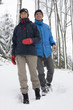 Paar wandert im Schnee