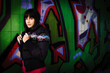 Teenager Mädchen in Pose vor Graffity Wand