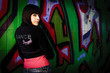 Mädchen in Pose vor Graffity Wand