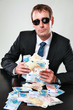 Mann am Tisch mit Geld