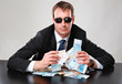 Mann am Tisch mit Geld