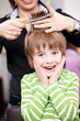 kleiner junge beim friseur kleiner junge beim friseur