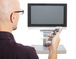 Mann schaut TV