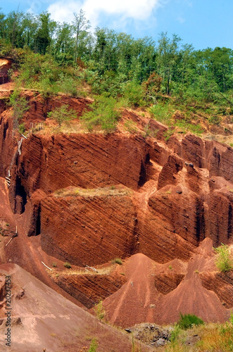 Cava di terra rossa