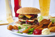 XXL Burger und Beilagen