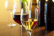 Weißwein und Rotwein