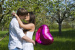 Junges Paar mit Luftbalon