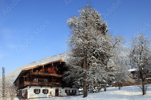 Haus in verschneiter Winterlandschaft, Tirol, Österreich