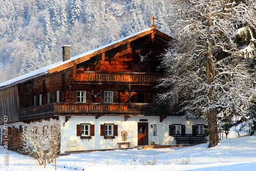 Haus in verschneiter Winterlandschaft, Tirol, Österreich