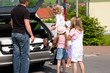 Familie im Auto verreist in den Urlaub