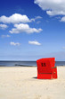 Roter Strandkorb am Meer Hochformat