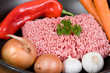 Foto: Rinder- und Schweinehackfleisch in Vorbereitung Rinder- und Schweinehackfleisch in Vorbereitung