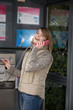 Frau telefoniert