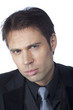 jeune homme regard suspicieux méfiance