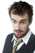 jeune homme d'affaires regard accusateur