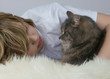 Kind und Katze