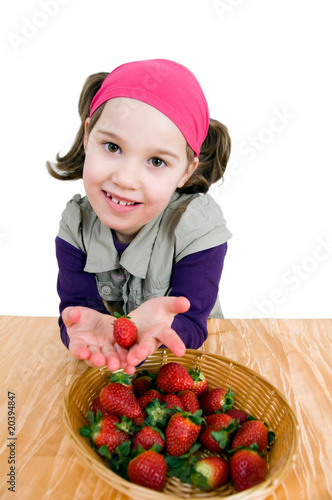 Photo: Mädchen mit einem Korb Erdbeeren Mädchen mit einem Korb Erdbeeren
