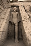 Foto: Statue of Rameses II outside the Hathor Temple of Queen Nefertari. UNESCO World Heritage Site known as the Nubian Monuments. Abu Simbel, West Bank of Lake Nasser, southern Egypt. Africa Statue of Rameses II outside the Hathor Temple of Queen Nefertari. UNESCO World Heritage Site known as the Nubian Monuments. Abu Simbel, West Bank of Lake Nasser, southern Egypt. Africa