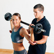 Trainer und Frau im Fitnessstudio Trainer und Frau im Fitnessstudio