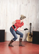 jeune femme défoulement studio guitare jeune femme défoulement studio guitare