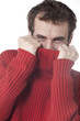 jeune homme caché dans un pull-over rouge