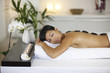 Femme avec des pierres chaudes de massage Femme avec des pierres chaudes de massage